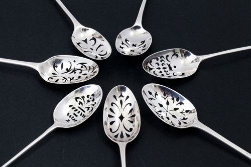 紅茶にまつわるアンティーク ～はじめての茶漉し「モートスプーン